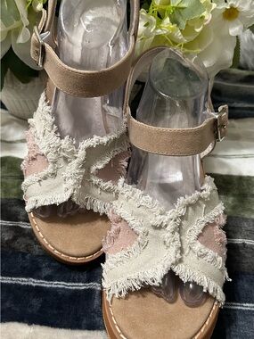 NWOT Rocket Dog Light Denim Beige and Tan Fringed Cross-Strap Sandals. Size 11
